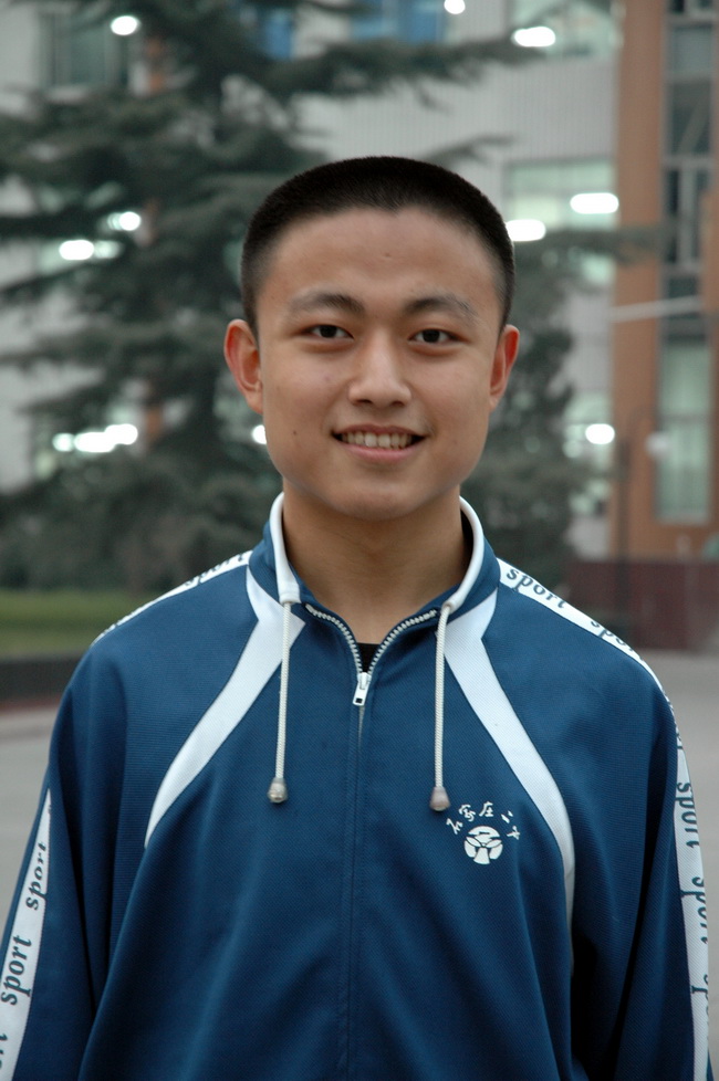 8-王若凡-保送清华大学-何以增强体质于雪与汗浇灌的草坪上?何以挖掘潜能于设备齐全的实验室中?何以拭去悠熵于鱼翔浅底的一潭碧水旁?唯有坚毅勤奋诚朴健美的石家庄二中。
